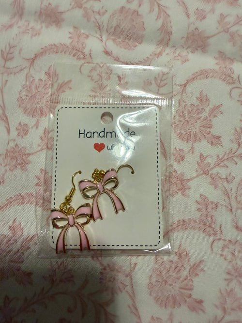 Handmade label with pink bow design on a floral background